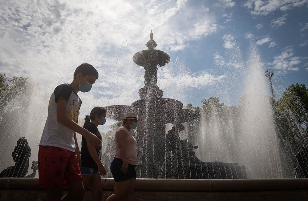 Las máximas de alrededor de 40 grados de las últimas jornadas disparan el consumo de agua. El panorama no es alentador ya que la ola continuará esta semana. Foto: Ignacio Blanco / Los Andes