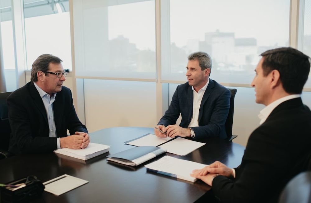 El gobernador Sergio Uñac con el candidato Rubén Uñac y el candidato a vice, Cristian Andino.