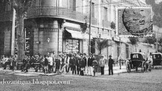 La Suprema Corte funcionaba en la casa del ex gobernador Carlos González Pintos, que ocupaba un cuarto de manzana al suroeste de la intersección de Necochea y San Martín. / Foto: Mendoza Antigua.