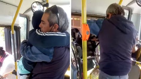 Un chofer que conducía un micro no adaptado para personas discapacitadas cargó en brazos a una adolescente para que pudiera tomar el micro.