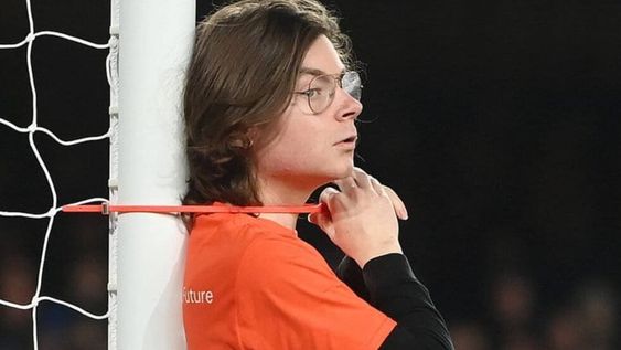 Al igual que en Arsenal vs. Liverpool, una persona se metió al campo e interrumpió el partido; en este caso, ¡atándose el cuello a un poste! / Gentileza.