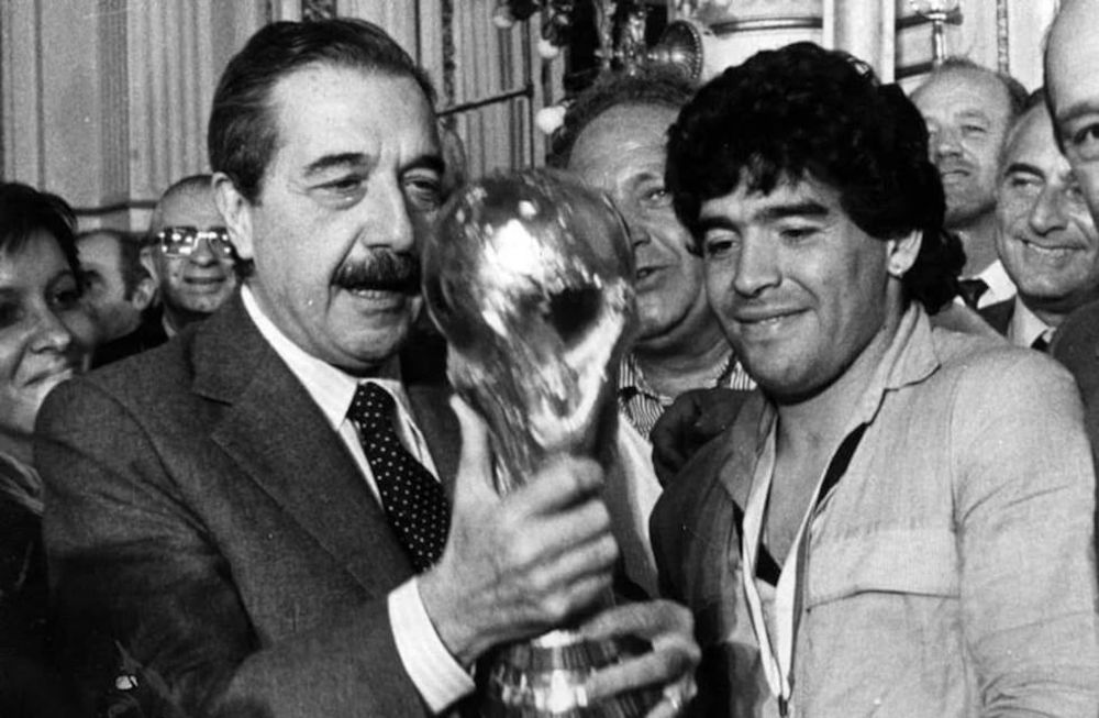 Raúl Alfonsín y Diego Maradona con la última Copa del Mundo que ganó la Argentina, en 1986, cuando había vuelto la democracia a la Argentina.