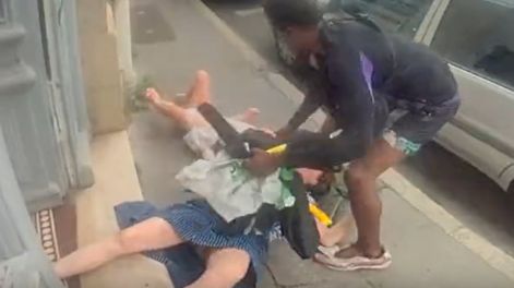 El ataque fue resgistrado por la cámara del portero - Captura de video
