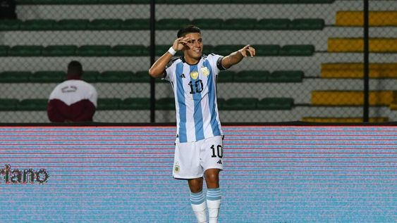 Thiago Almada marcó los primeros dos goles de la selección argentina ante Chile, que la clasifica a las semifinales del Preolímpico. (@Argentina)