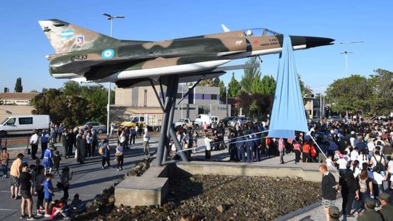Se trata de medidas que otorgarán reconocimientos a los argentinos que lucharon por la recuperación del archipiélago usurpado. / Foto: Marcelo Rolland / Los Andes
