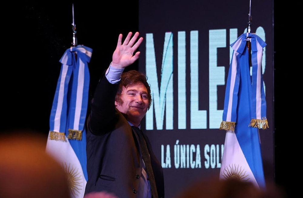 El presidente electo de Argentina, Javier Milei, saluda a sus partidarios después de ganar la segunda vuelta de las elecciones presidenciales de Argentina. (Reuters)