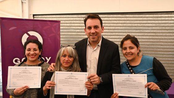 Formación para el empleo: 50 personas egresaron de los cursos de las aulas talleres móviles