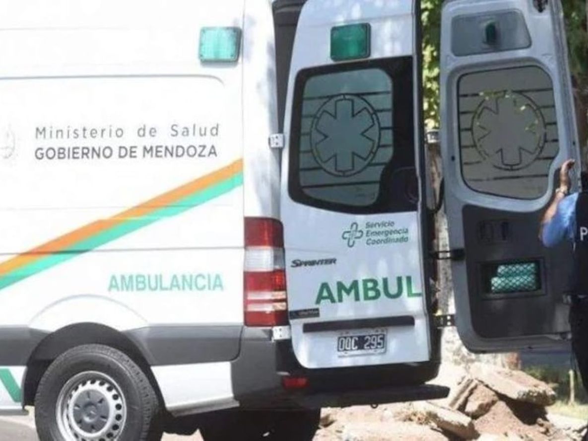 Una mujer de 47 años circuló en contramano con su moto por el carril norte de la ruta 7, en el departamento de La Paz, y fue embestida por un auto.