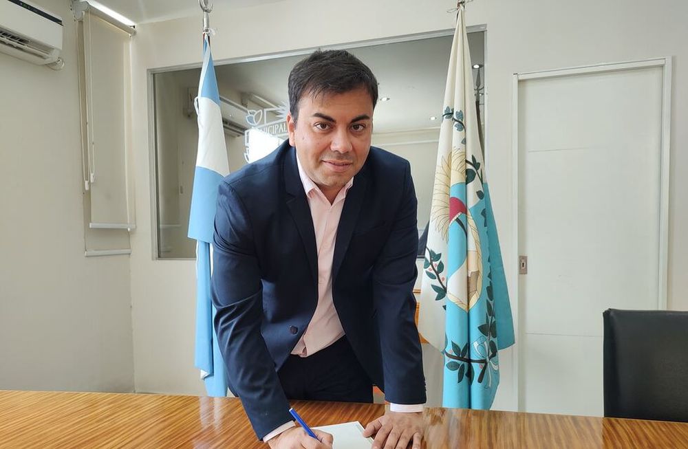 El flamante intendente de Las Heras, Francisco Lo Presti firma en el edificio municipal.