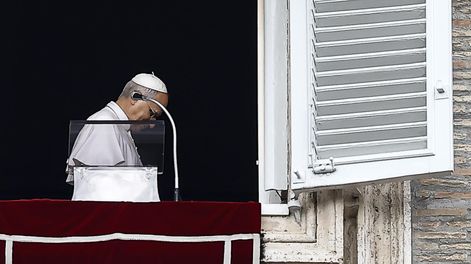 El Papa León XIV es visto durante el rezo del Ángelus, la oración tradicional de los domingos, desde la ventana de su despacho con vistas a la Plaza de San Pedro, un día después de su alta del Hospital Universitario Agostino Gemelli, donde había sido ingresado para una intervención quirúrgica, Ciudad del Vaticano, 18 de octubre de 2026.&nbsp;