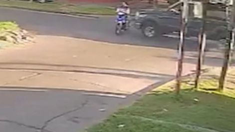 El hecho sucedió durante el domingo cuando la camioneta Ford F-100 atropelló a una mujer que conducía una motocicleta y se dio a la fuga, se entregó hoy según fuentes policiales.