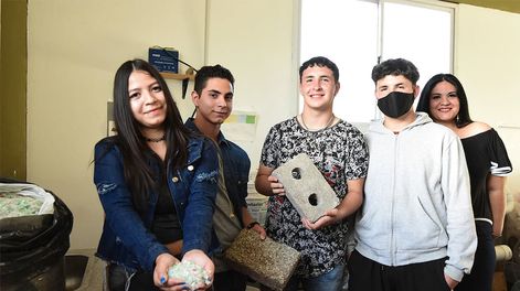 Los Andes | Armaron  proyecto para atraer a los chicos y evitar la desercion escola.Cecilia, Mauricio, Pablo y  Lucas, junto a la profesora Eunice Nuñez
