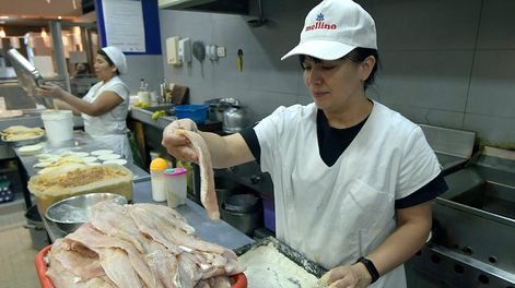 Los pescados, merluza, gatuzo, calamares del Mercado central.  Foto: Orlando Pelichotti