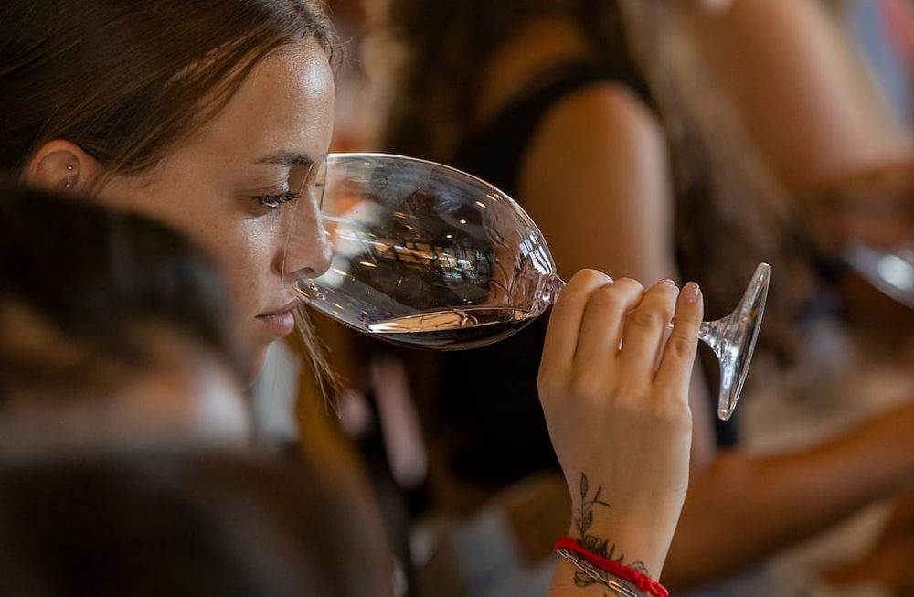 Se realizó un curso de degustación de vinos  en la nueva sala de capacitaciones del nuevo espacio turístico “El andén” de la Estación Gutiérrez