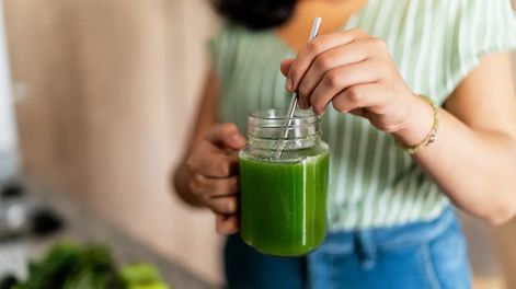 El apio contiene fibra, potasio y antioxidantes naturales que favorecen la eliminación de sustancias en el cuerpo.