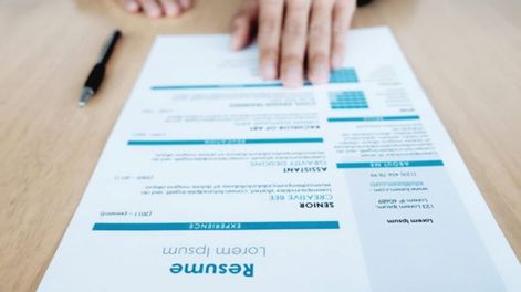 Armar un CV o una hoja de vida es el primer paso para iniciar la búsqueda laboral. El Portal de empleo te permite subir tus datos y descargar un documento con el CV armado.