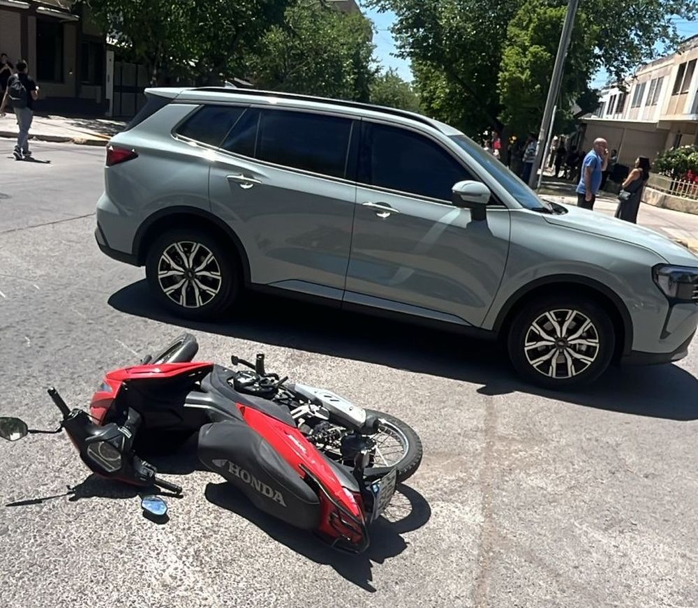 Murió una mujer que viajaba en moto tras chocar con una camioneta en Godoy Cruz