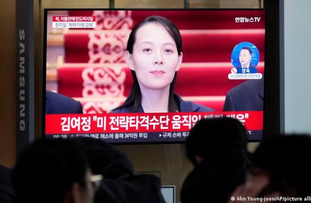 Kim Yo Jong, hermana del líder de Corea del Norte, Kim Jong-un, en cadena de noticias del gobierno anunciando la respuesta ante la amenaza de los ejercicios militares conjuntos entre EE.UU. y Corea del Sur.