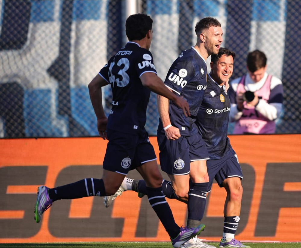 El festejo de Independiente Rivadavia tras el gol de Luciano Gómez. Leonel Bucca abraza al defensor luego de convertir el penal que le dio el triunfo a la Lepra ante Tigre.