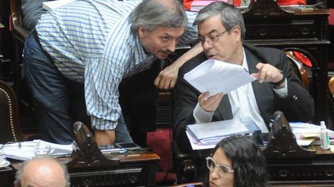 Germán Martínez, jefe del bloque de Diputados de Unión por la Patria, junto a Máximo Kirchner en el recinto. Foto: Federico Lopez Claro