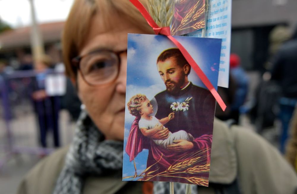 Como todos los 7 de agosto los fieles católicos de San Cayetano acuden a la parroquia del Barrio Bancario de Godoy Cruz, para honrar al patrono del pan y el trabajo. Foto: Orlando Pelichotti / Los Andes