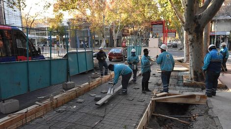 Obra publica en Ciudad de Mendoza, Cliclovia en avenida San Martin.foto: Mariana Villa / Los AndesCiclovia, Obra publica, infraestructura, calle san Martin, albañiles, trabajadores, construccion,