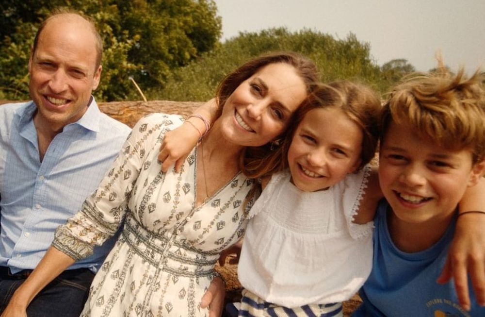 Kate Middleton junto al príncipe Guillermo de Gales y sus hijos George (extremo derecho) Charlotte (medio) y Louis (extremo izquierdo).
