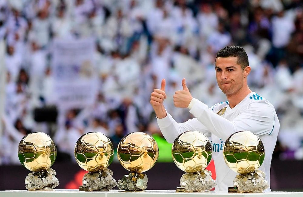 Cristiano mostró sus cinco Balones de Oro y lo celebró con un doblete ante Sevilla