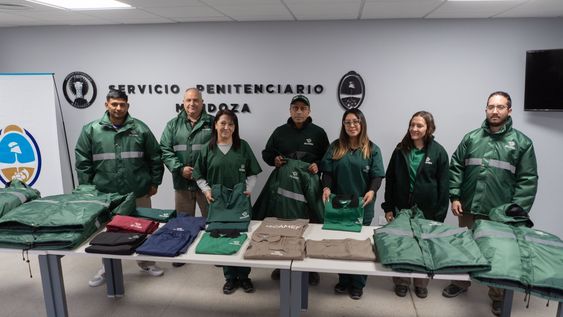 El Servicio Penitenciario alcanzó la mayor producción de indumentaria de su historia: entregó camperas diseñadas especialmente para Iscamen El Servicio Penitenciario alcanzó la mayor producción de indumentaria de su historia: entregó camperas diseñadas especialmente para Iscamen