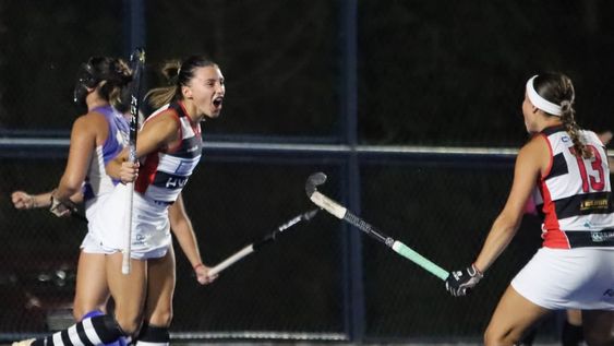 Hockey Césped. Cami Chávez y Guillermina Romano gritan uno de los goles del Peuma ante la T Azul.