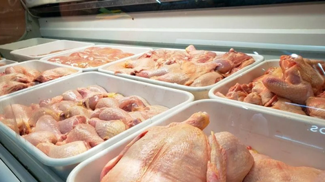 La carne de pollo es la más consumida en el país.