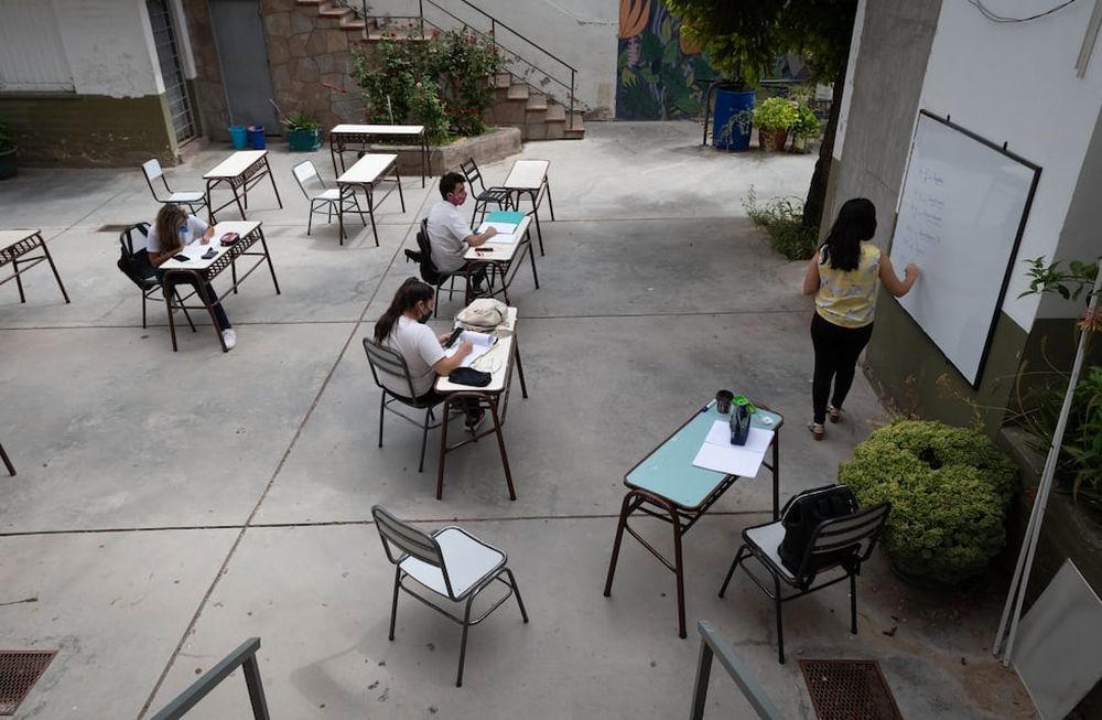 Presentes. En la escuela 4-148 Manuel Belgrano, de Ciudad, se vivieron los últimos días de clases y exámenes para alumnos que pudieran hacerlo en forma presencial. Foto: Ignacio Blanco / Los Andes