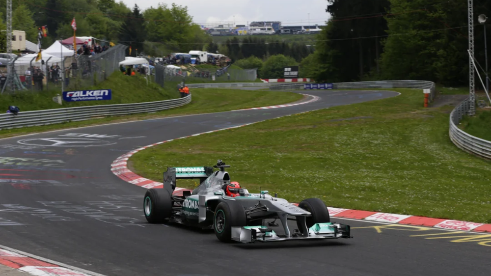Michael Schumacher en el circuito de Nürburgring, a bordo de un Mercedes.