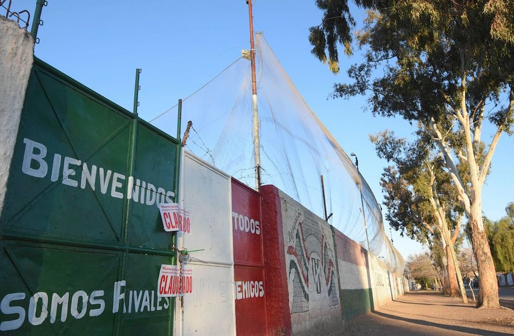 Clausuraron la Cancha del Deportivo Guaymallén por un grupo de personas que hizo un asado en las instalaciones violando la cuarentena. / Marcelo Rolland