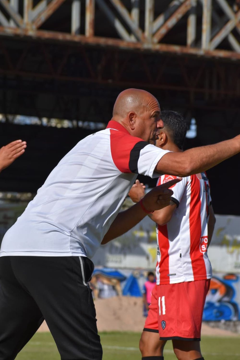Corrales levantó a un equipo con potencial, y estuvo cerca de seguir en carrera