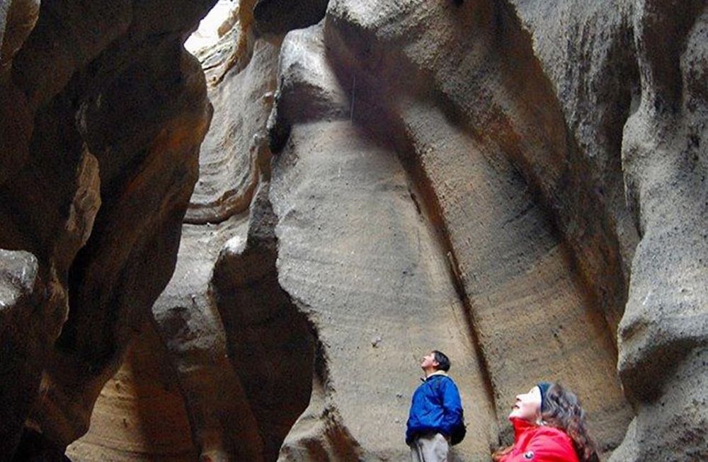 En las entrañas del volcán, la luz del sol se filtra desde las alturas. Guías cuentan la historia geológica de la formación y muestran sus detalles. | Foto: prensa Municipalidad de Malargüe