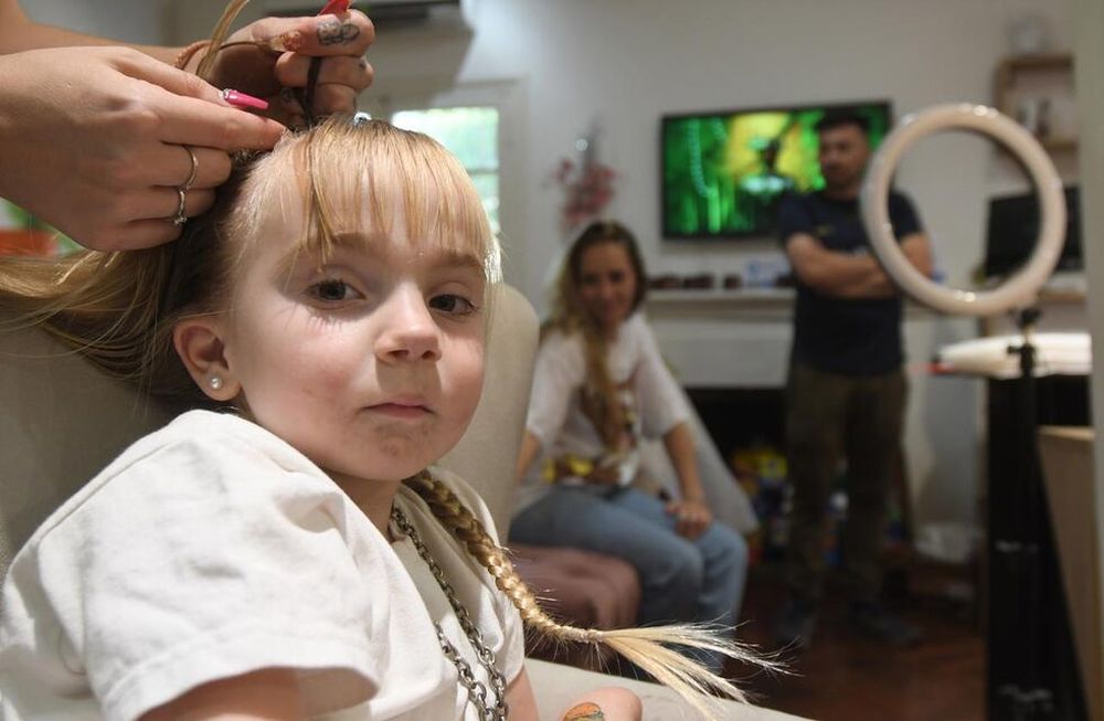 Campaña de corte solidario para juntar dinero para ayudar a Juanita, la nena que tienen que realizarle una operación en sus manos.Foto: José Gutierrez / Los Andes