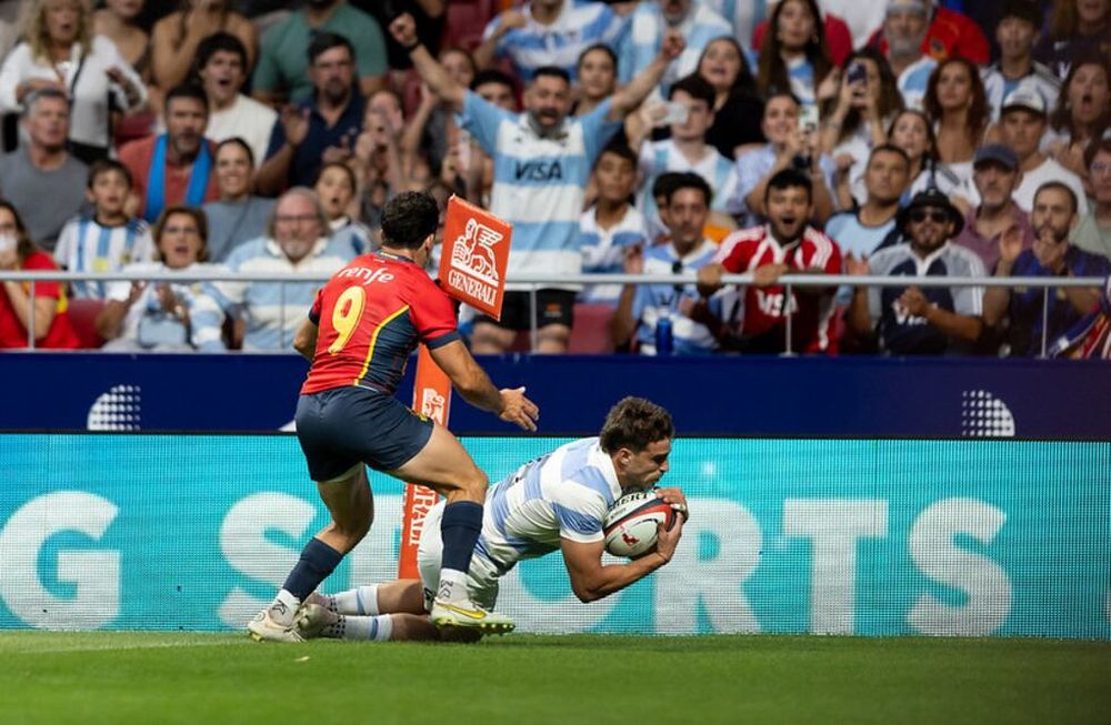 Juan Cruz Mallía apoya el primer try de Los Pumas en el duelo ante España, último antes del inicio del Mundial Francia 2023. (Prensa Los Pumas)