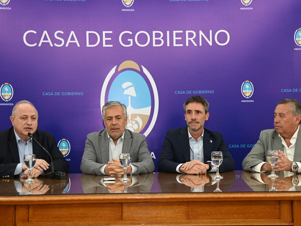 El representante de Mekorot, Diego Berger; el gobernador Alfredo Cornejo; el secretario general del CFI, Ignacio Lamothe; y el Superintendente del Departamento General de Irrigación, Sergio Marinelli.&nbsp;