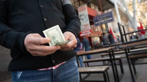 Los Andes | El viernes, la moneda que cotiza en el mercado paralelo, comenzó a poner presión sobre las reservas del Banco Central. / Foto: Ignacio Blanco / Los Andes