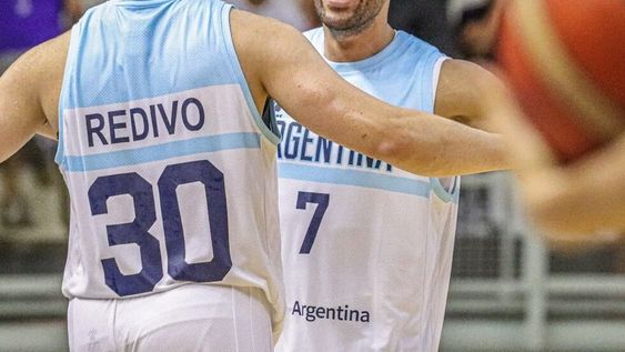 Campazzo festeja junto al heroe de la jornada, Lucio Redivo. Triunfazo argentino. / Gentileza.