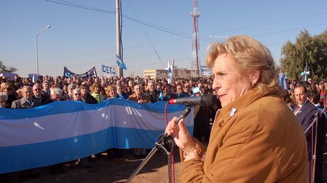 El diploma fue recibido por familiares de la académica, fallecida en febrero, en un acto impulsado por Mariana Juri.