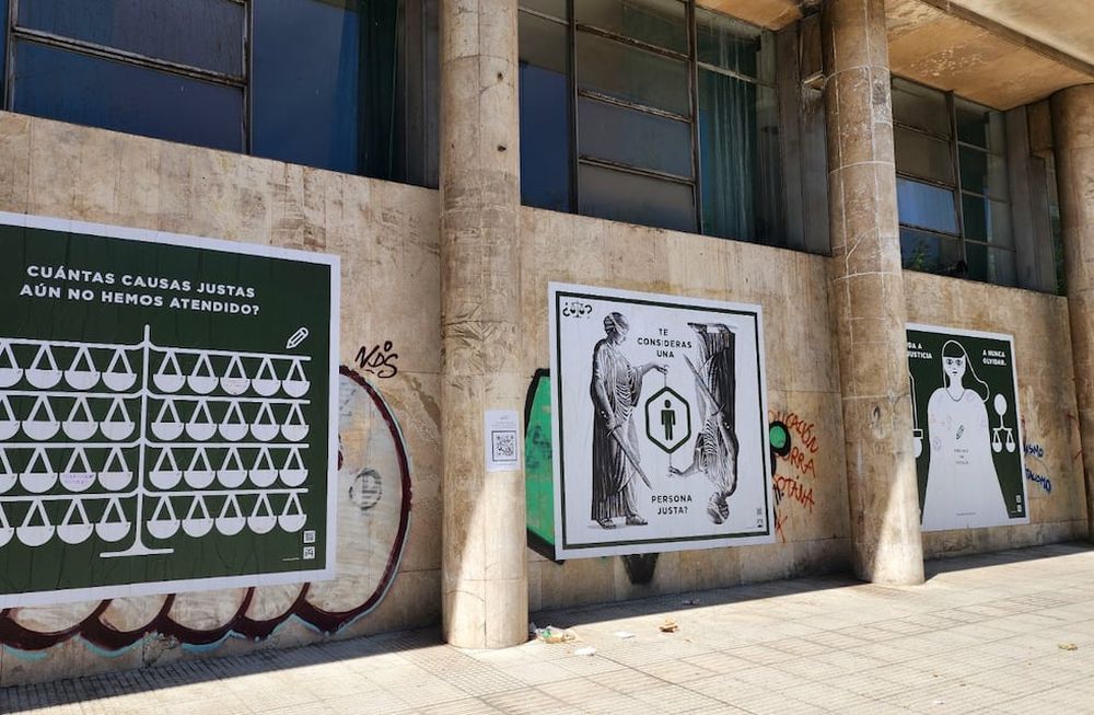 Los afiches que se colocaron en calle Colón.