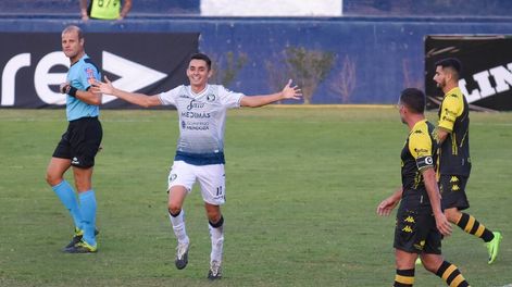 Pablo Palacio metió un golazo ante Santamarina. El volante ofensivo volvió tras su breve paso por Unión de Santa Fe. / Nicolás Ríos