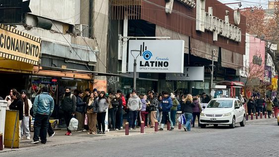 Filas de una cuadra reflejan la preferencia de los mendocinos por los outlets en busca de precios más bajos.