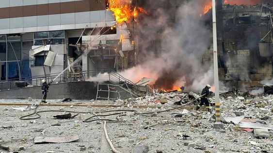 En esta imagen, distribuida por el Servicio de Emergencias de Ucrania, bomberos trabajan para sofocar un incendio en un edificio dañado por un ataque ruso, en Kiev, Ucrania, el 29 de diciembre de 2023. (Servicio de Emergencias de Ucrania vía AP)
