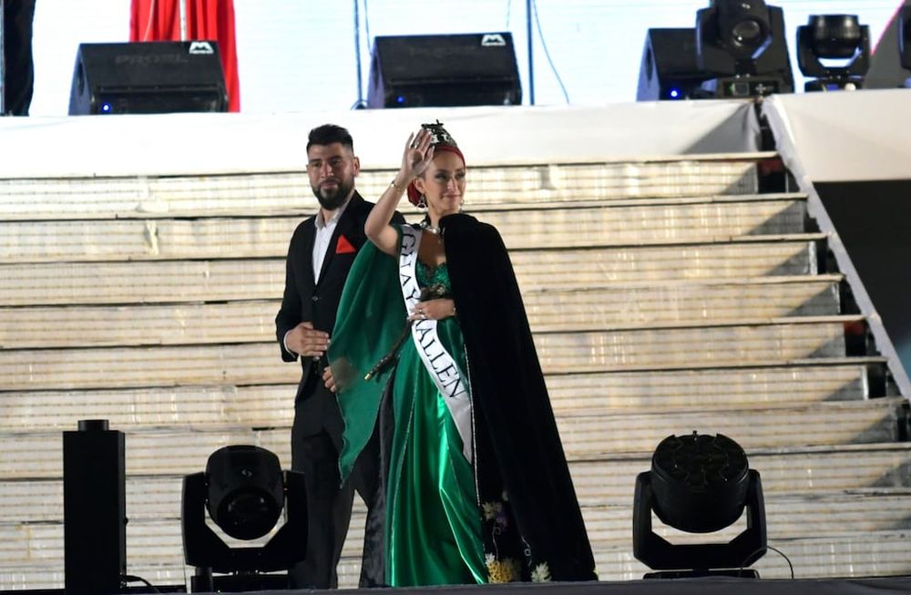 La reina de Guaymallén sorprendió al llegar al teatro griego con los atributos vendimiales. - Orlando Pelichotti / Los Andes