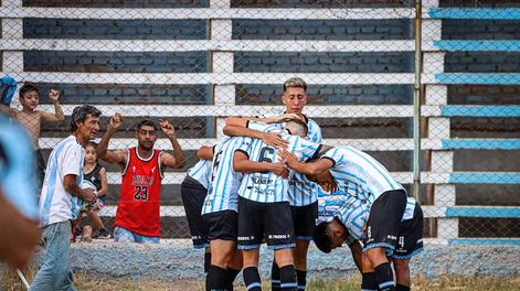 Los Andes | Fútbol Liga Mendocina Club Atlético Argentino vs. Luzuriaga. El festejo de los jugadores de Argentino. Foto: Gentileza Valentina Villalobos.