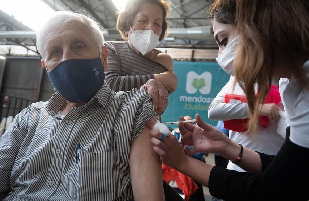 Comenzó a usarse ya la vacuna Moderna para completar esquemas de adultos mayores que hayan recibido Sputnik como primera dosis. Foto: Ignacio Blanco