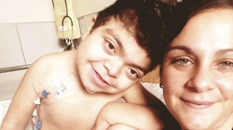 Los Andes | El niño cuenta con obra social, que cubre gran parte de sus múltiples tratamientos. Su mamá afirma que su pequeña familia padece necesidades de todo tipo.